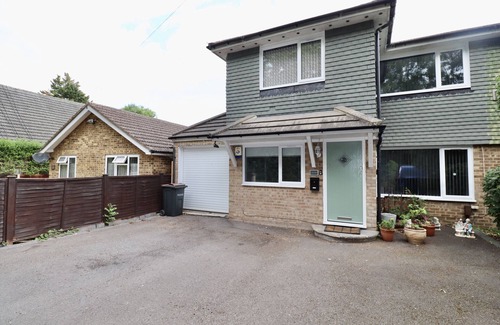 Runnymede Ski Chalet | Addlestone Spacious Four Bedroom House