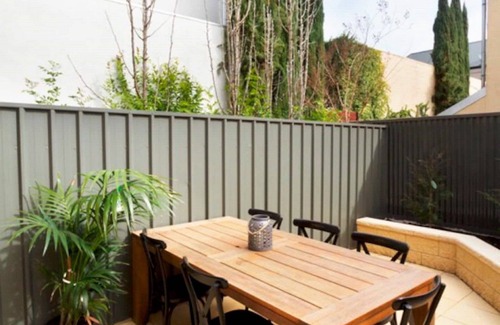 Norwood House | Adelaide | 3BR Norwood Townhouse | Fringe Stay + Wi-Fi + Parking + Smart TV | Walk Everywhere - Stay 4 Nights, Pay Only 3 (June - August 2025)