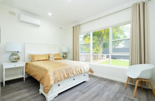 Glen Osmond House | Adelaide Escape and Business-3Bath Full Kitchen Fast Wifi 3TV-for large families and group