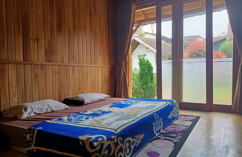 Karamat Wangi House | ADK Papandayan Homestay & Tour
