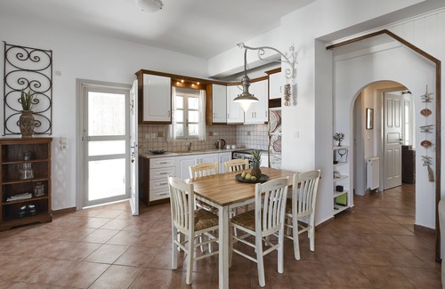 Akrotiri House | Admiral's House with Terrace Jacuzzi and amazing Caldera views, Family friendly