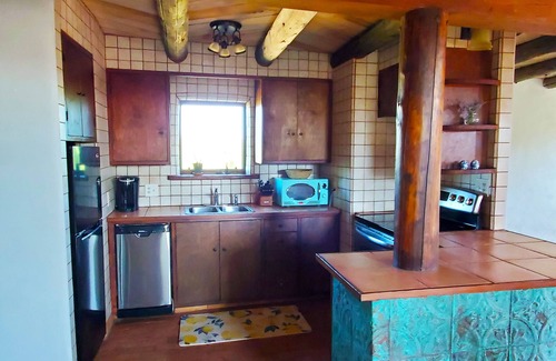 Canoncito House | ADOBE CASITA ON ART GALLERY COMPOUND