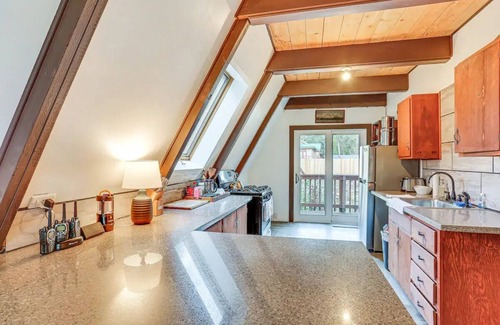 Burnt Ranch Cabin | Adorable A-Frame, Private River Access with Beach, Starlink, Fire Pit & Deck