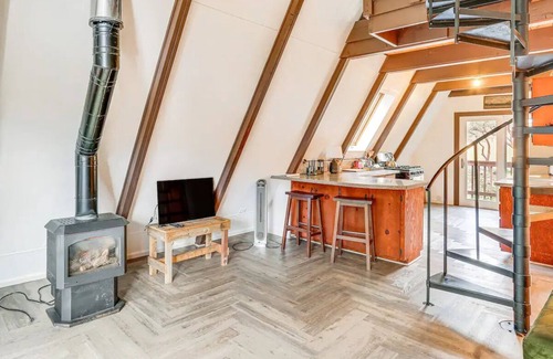 Burnt Ranch Cabin | Adorable A-Frame, Private River Access with Beach, Starlink, Fire Pit & Deck