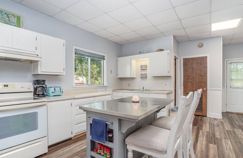 Au Gres House | Adorable cabin nestled along Schnitzelbank Creek with private beach access