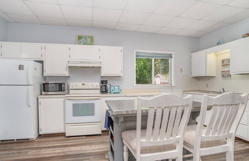 Au Gres House | Adorable cabin nestled along Schnitzelbank Creek with private beach access