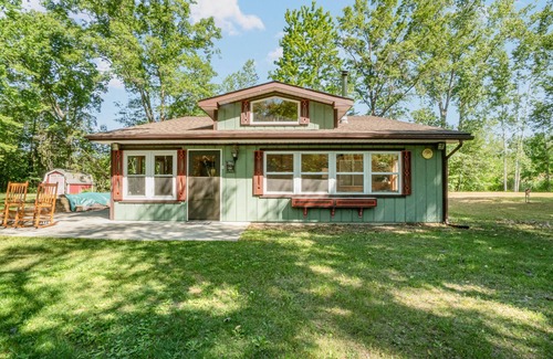 Au Gres House | Adorable cabin nestled along Schnitzelbank Creek with private beach access