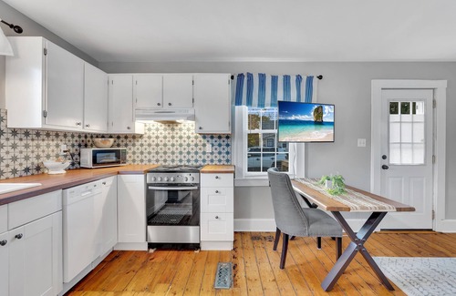 Westbrook Center House | Adorable Cottage, 5 min walk to water & town