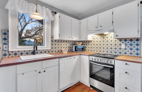 Westbrook Center House | Adorable Cottage, 5 min walk to water & town