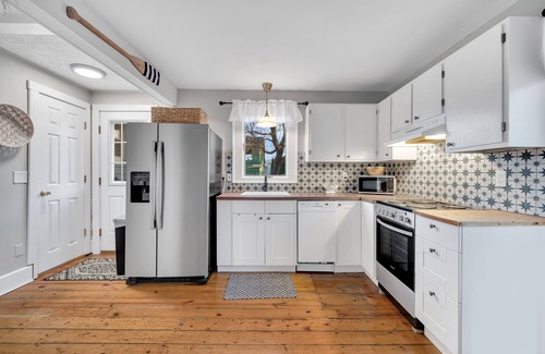 Westbrook Center House | Adorable Cottage, 5 min walk to water & town