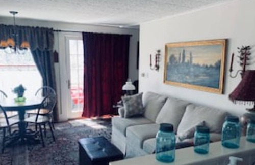 Eastport House | Adorable Cottage Perfect for a Couple's Getaway!