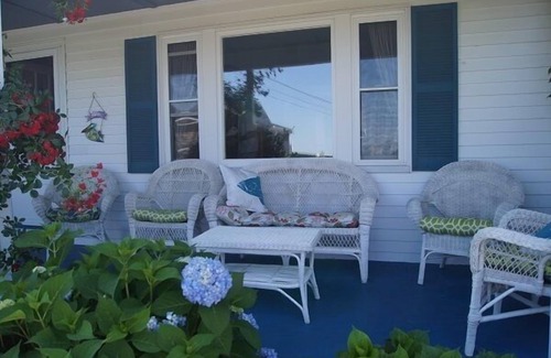Eastward Look House | Adorable Cottage, short walk to Beach Weekly and Monthly offering until May 2026