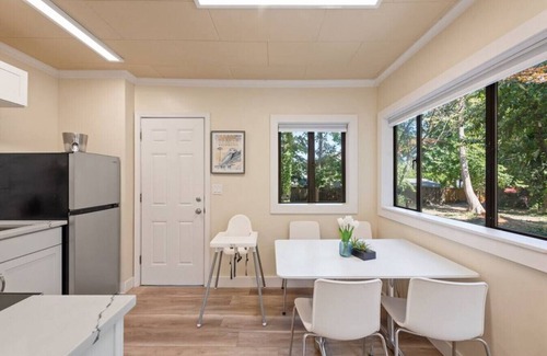 Mercer Island House | Adorable home with AC walking to downtown and park