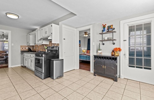 Ward Parkway House | Adorable Pet Friendly Waldo Bungalow
