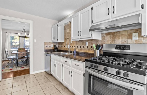 Ward Parkway House | Adorable Pet Friendly Waldo Bungalow