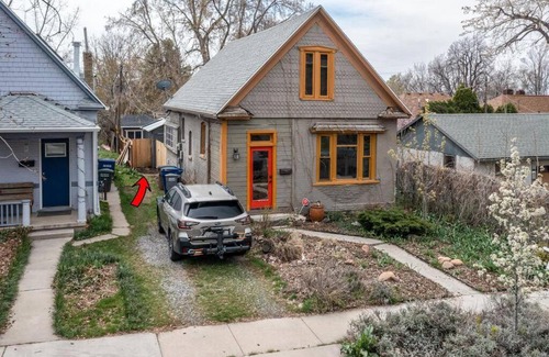 East Central Villa | Adorable & Pet Friendly-Close to U and Downtown!