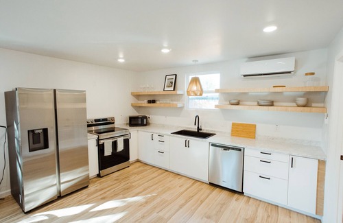 Waco House | Adorable Studio - Private Patio - Dream Kitchen