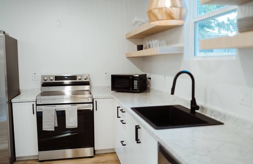 Waco House | Adorable Studio - Private Patio - Dream Kitchen