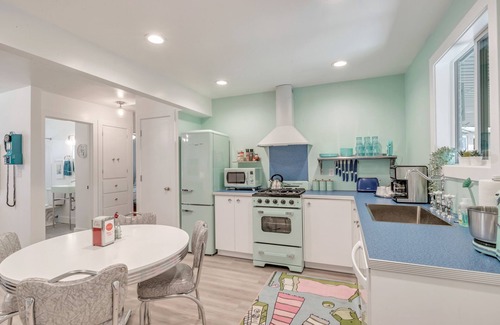 Millcreek Apartment | Adorably Retro - Private & exclusive Hot Tub