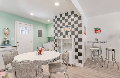 Millcreek Apartment | Adorably Retro - Private & exclusive Hot Tub