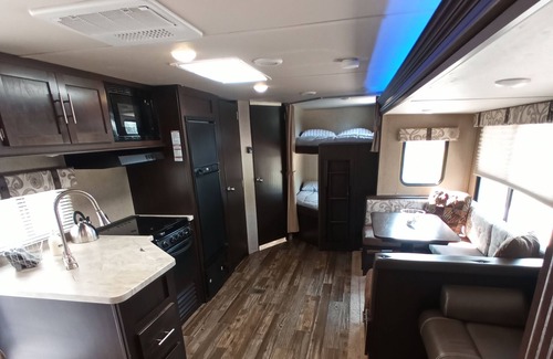 Southwest Meade House | Adventure Awaits! Spacious Camper, Off-Grid Experience