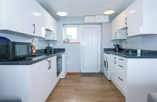 Llandanwg Cottage | AEL Y DON, pet friendly, country holiday cottage in Llandanwg