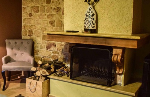 Synikia Mesi Trikalon House | Aetoma Suites