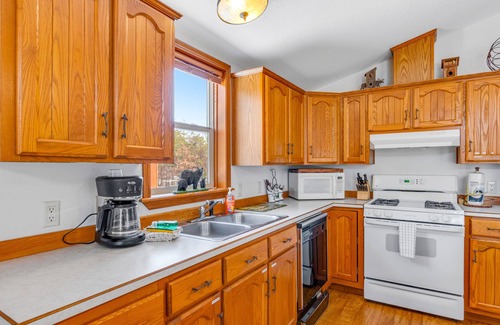 New Lisbon Cabin | Affable dog-friendly home with firepit, gas grill, deck, & W/D - child-friendly