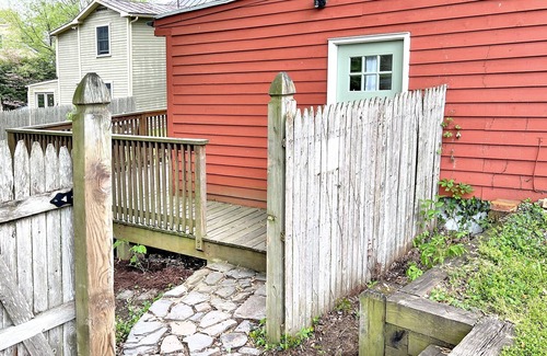 Bolivar Cottage | Affordable comfy cottage. Pet-friendly!
