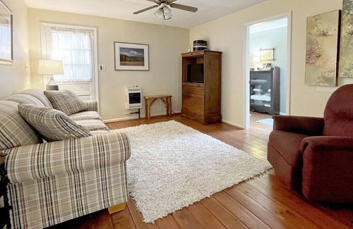 Bolivar Cottage | Affordable comfy cottage. Pet-friendly!