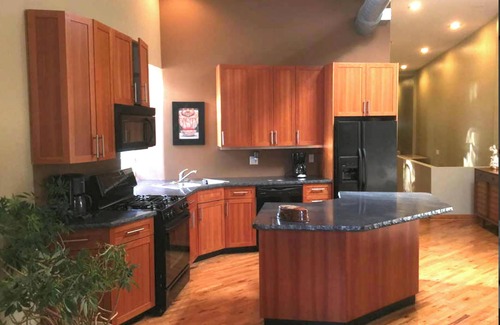 Near North Side Apartment | Affordable Month to Month In The Heart Of Chicago. 30 Day Minimum Bookings.