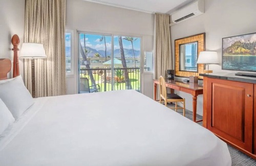 Kahului Hotel | Affordable Oceanfront Stay! Outdoor Pool, Pets are Allowed