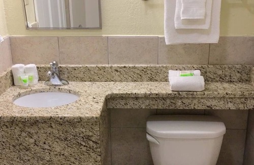 Sturbridge Hotel | Affordable Sturbridge Stay with Onsite Parking, Cozy Beds & Free Breakfast