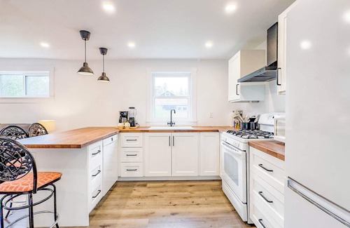 Bayfield Cottage | Afternoons on the Porch-King Beds! Fenced in Yard!