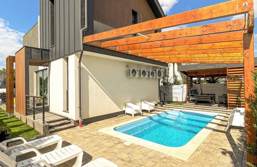Tunari Villa | AGrey frame Residence Villas
