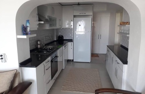 Cesme Apartment | Ailecek tatil yapabileceğiniz Çeşme merkezde denize bahçeli daire.