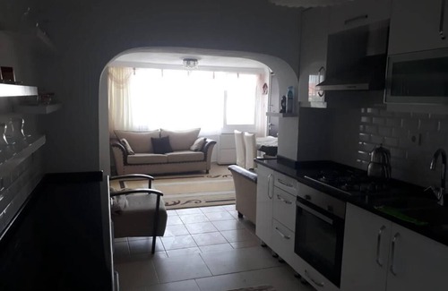 Cesme Apartment | Ailecek tatil yapabileceğiniz Çeşme merkezde denize bahçeli daire.