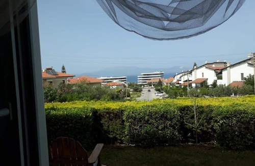 Cesme Apartment | Ailecek tatil yapabileceğiniz Çeşme merkezde denize bahçeli daire.