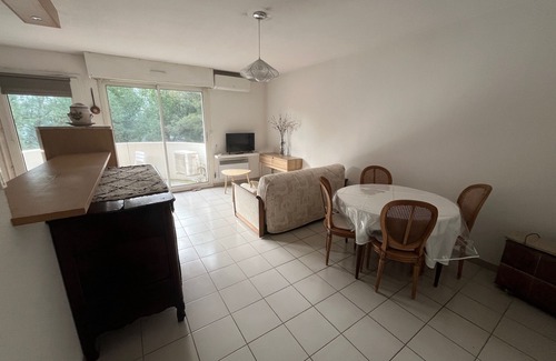 Celleneuve Apartment | Air-conditioned apartment in secure residence