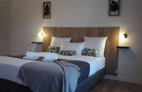 Clairac House | Air-conditioned Family room 4 p. with terrace, river view and pool access