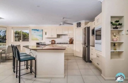 Karraganbah House | Aircabin - Tuggerawong - Lake Front - 9 Beds House