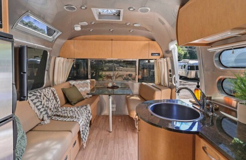 Dunsmuir Apartment | Airstream - (Redbud)