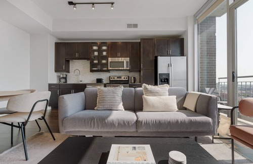 Waller Creek District Apartment | Airy Downtown Austin 1BR w/Gym, Pool & W/D, nr Rainey St, by Blueground