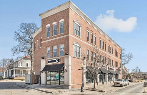 Milford Condo | Airy Penthouse Loft on Main St. w/Massage Chair