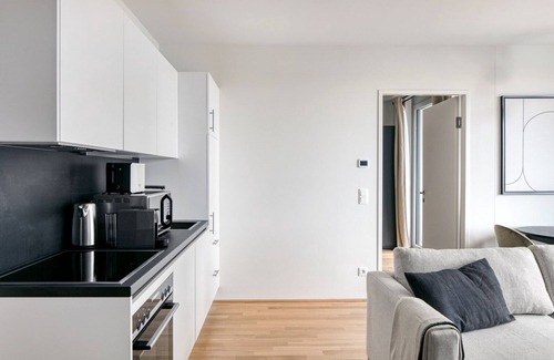 Favoriten Apartment | Airy Wieden 1BR w/Balcony, Gym, Elevator, walk to U-Bahn, by Blueground