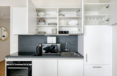 Favoriten Apartment | Airy Wieden 1BR w/Balcony, Gym, Elevator, walk to U-Bahn, by Blueground