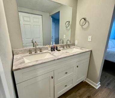 South Central Omaha Apartment | Aksarben View One Bedroom