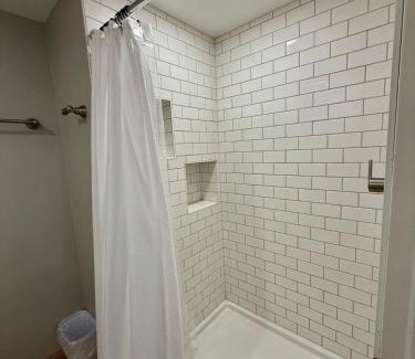 South Central Omaha Apartment | Aksarben View One Bedroom