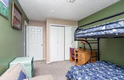 Abbott Loop House | Alaska Hog House: Cozy & Spacious home Anchorage