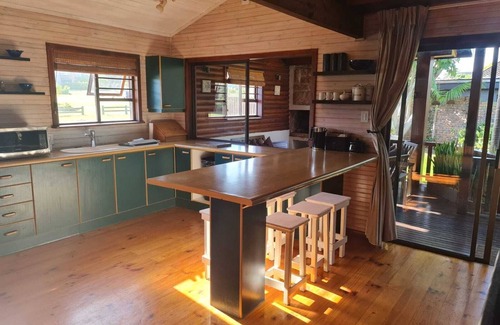 Jeffreys Bay House | Albatross log home - 5 min to pristine surfing beaches